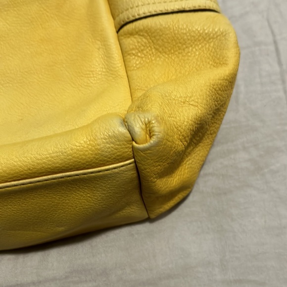 Gorgeous pale yellow B Makowski handbag - Picture 7 of 9